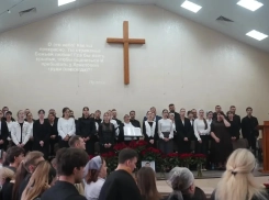 «Мама никакая, от нее не отходят»: в Волгограде прощаются с убитым в «Магните» многодетным дьяконом