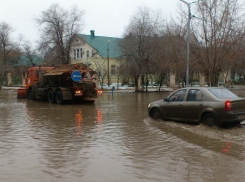 После внимания журналистов к «морю» на юге Волгограда за него взялись коммунальщики