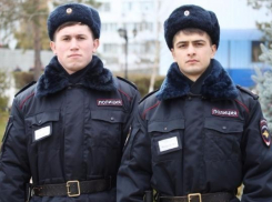 В Волгограде курсанты академии МВД спасли замерзающего мужчину 