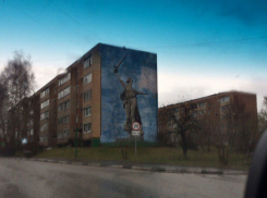 Огромное изображение «Родины-матери» встречает волгоградцев на въезде в Москву