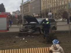 В Волгограде на Аллее Героев Mercedes протаранил ограждение