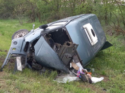Водитель погиб и трое пострадали в ДТП с фургоном в Волгоградской области