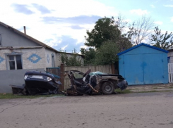 Priora разорвало пополам вместе с водителем под Волгоградом