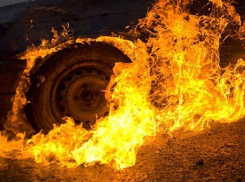 Renault Duster сгорел при загадочных обстоятельствах на юге Волгограда