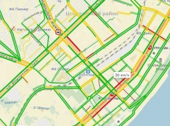 Центр Волгограда встал в пробках из-за мокрого снега и дождя