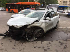 Жуткая авария в центре Волгограда попала на видео: есть пострадавший