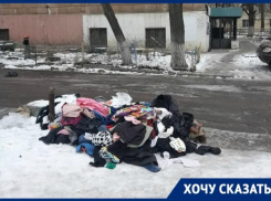  Свалка из старой одежды и мусора стремительно «растет» рядом с Дворцом культуры в Волгограде 
