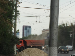 Проспект Ленина в центре Волгограда превратили в склад стройматериалов