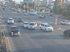 Загадочное ДТП на перекрестке на юге Волгограда попало на видео 
