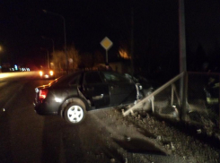 В Волгограде водитель на Chevrolet врезался в ограждение и сбежал: есть пострадавший