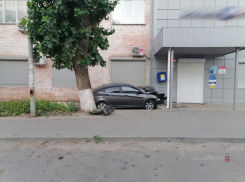 Hyundai протаранил отделение «Почты России» в Волгоградской области