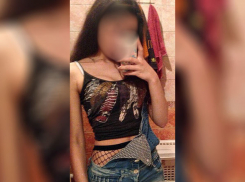 Мужчины стали носить на работу колготки в сетку после «народной рекламы» с волгоградкой