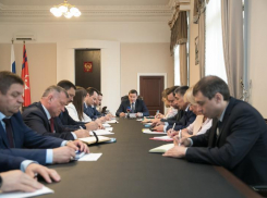 Стало известно, какие зарплаты получают заместители Андрея Бочарова