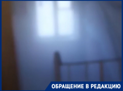 Волгоградцы показали на видео, как подъезд превратился в баню