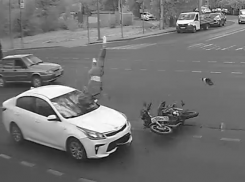 Один погиб, второй - в больнице: ДТП с мотоциклистами попали на видео в Волгограде