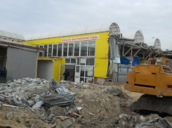 В Волгограде тяжелая техника крушит Тракторозаводский рынок