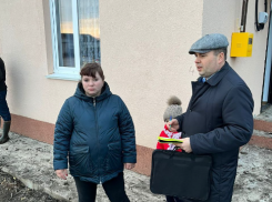 Волгоградские чиновники бросили сирот выживать на бывшем поле без дорог