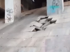 Астраханский мост разрушается в Волгограде: видео