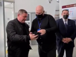  Губернатору Андрею Бочарову пришлось предъявить QR-код, чтобы попасть в музей 