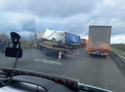 Столкнувшиеся большегрузы перекрыли федеральную трассу в Волгоградской области: видео