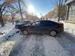 На нечищеной дороге в Волгограде Kia занесло на встречку: водитель в больнице