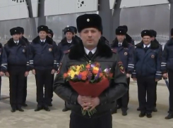 Полицейские выстроили из служебных машин огромную цифру 8, чтобы поздравить волгоградок с праздником