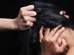 Под Волгоградом 47-летнюю женщину изнасиловали двое парней