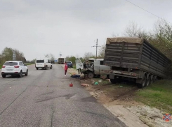 Фура впечаталась в «буханку» со смертельным исходом под Волгоградом