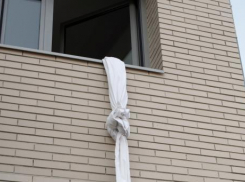 Житель Волжского устроил побег на простынях из квартиры и попал в больницу