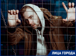 «В подвале был героиновый притон, я перешагивал через тела»: рэпер Витя Кипяток о детстве на юге Волгограда