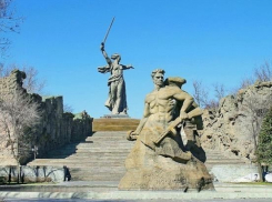 В Волгоградской области памятники войны благоустраивают в мороз руками школьников