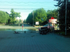 В центре Волгограда юная автоледи на Opel протаранила светофор