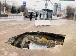 Огромная дыра образовалась из-за провалившегося асфальта на остановке в Волгограде