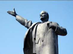 Женщина заплатит 500 рублей за матерную речь с памятника Ленина под Волгоградом