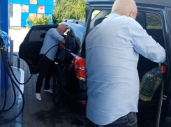 Продажу бензина исключительно по топливным картам ввели на заправке в Волгограде
