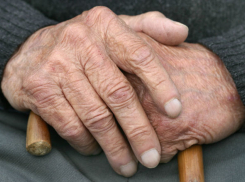 Пенсионер упал под колеса автобуса на севере Волгограда