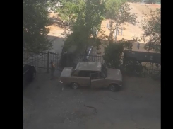 Вскрывающие чужое авто подростки попали на видео в Волгограде