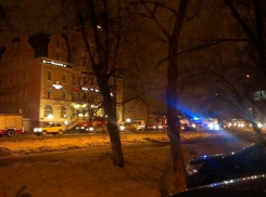 Пять расчетов пожарных машин и скорая помощь вызваны к новой гостинице в центре Волгограда