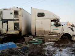 Водитель Volvo насмерть сбил на остановке 42-летнюю женщину в Калачевском районе