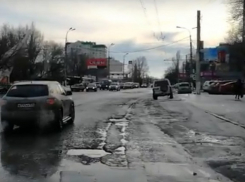 Новая дорога по-волгоградски: рытвины и расползающиеся швы спустя 4 месяца
