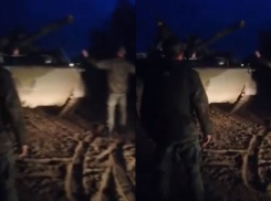 Волгоградка сняла на видео конфликт жителей и военных на БМП-3