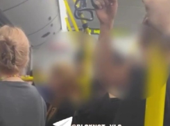 Опасные развлечения подростков с зажигалкой в автобусе №55 сняли на видео