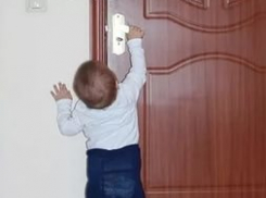 В Волгограде полуторагодовалого мальчика спасли из запертой квартиры