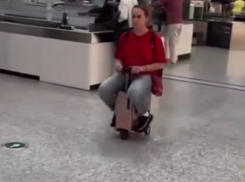 Покатушки на чемодане устроила волгоградская миллиардерша в Китае