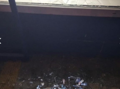 В Волжском группа молодежи разбила витрину «Волгофарма»