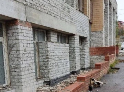 «Беременные спотыкаются»: затянувшийся ремонт у женской консультации взбесил волгоградок