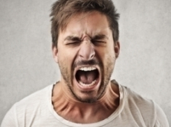 Житель Волжского едва не прокусил палец полицейского