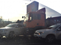 Из-за аварии с большегрузом в пробку встала Вторая Продольная Волгограда