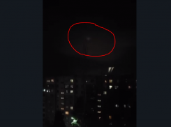 Неопознанный летающий объект заметили в ночном небе на севере Волгограда - видео