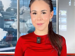 Волгоградка в красном мини дала жаркий прогноз на первые выходные года